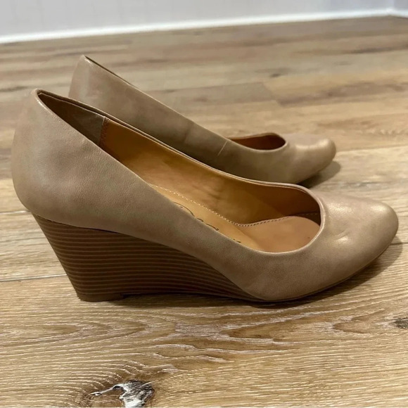 MTI Design Women's Tan Faux Leather Rounded Toe Wedge Heels Size 10 GUC - Picture 2 of 8